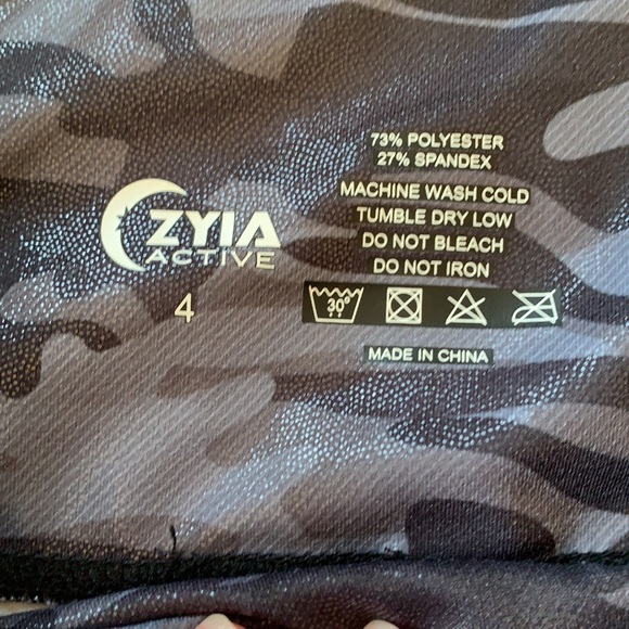 Camo ZYIA light n tight with pockets capris - Picture 2 of 3